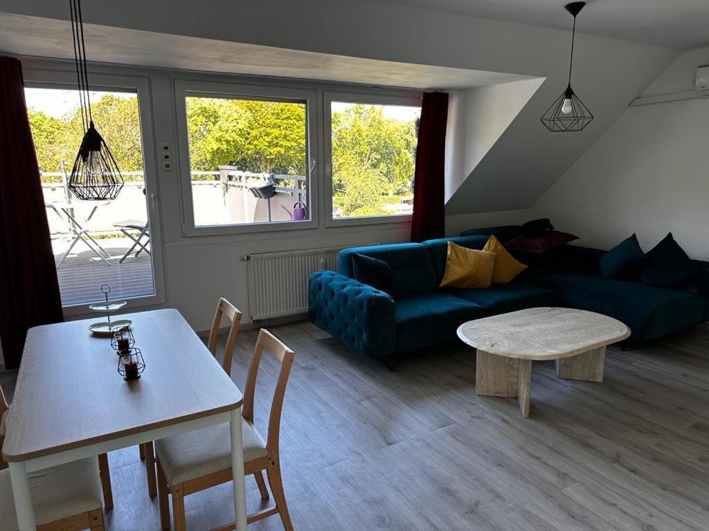 A&V Apartments Wunderschoene Rheinblick Wohnung Zum Entspannen Apt Ela Duisburg Bagian luar foto
