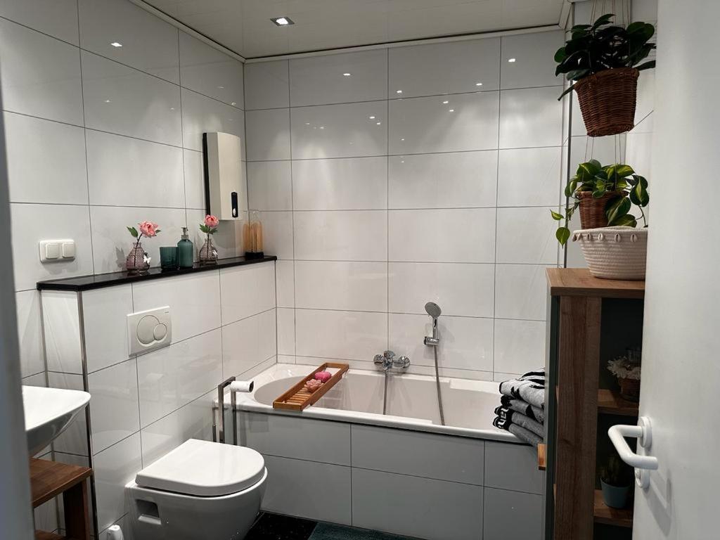 A&V Apartments Wunderschoene Rheinblick Wohnung Zum Entspannen Apt Ela Duisburg Bagian luar foto